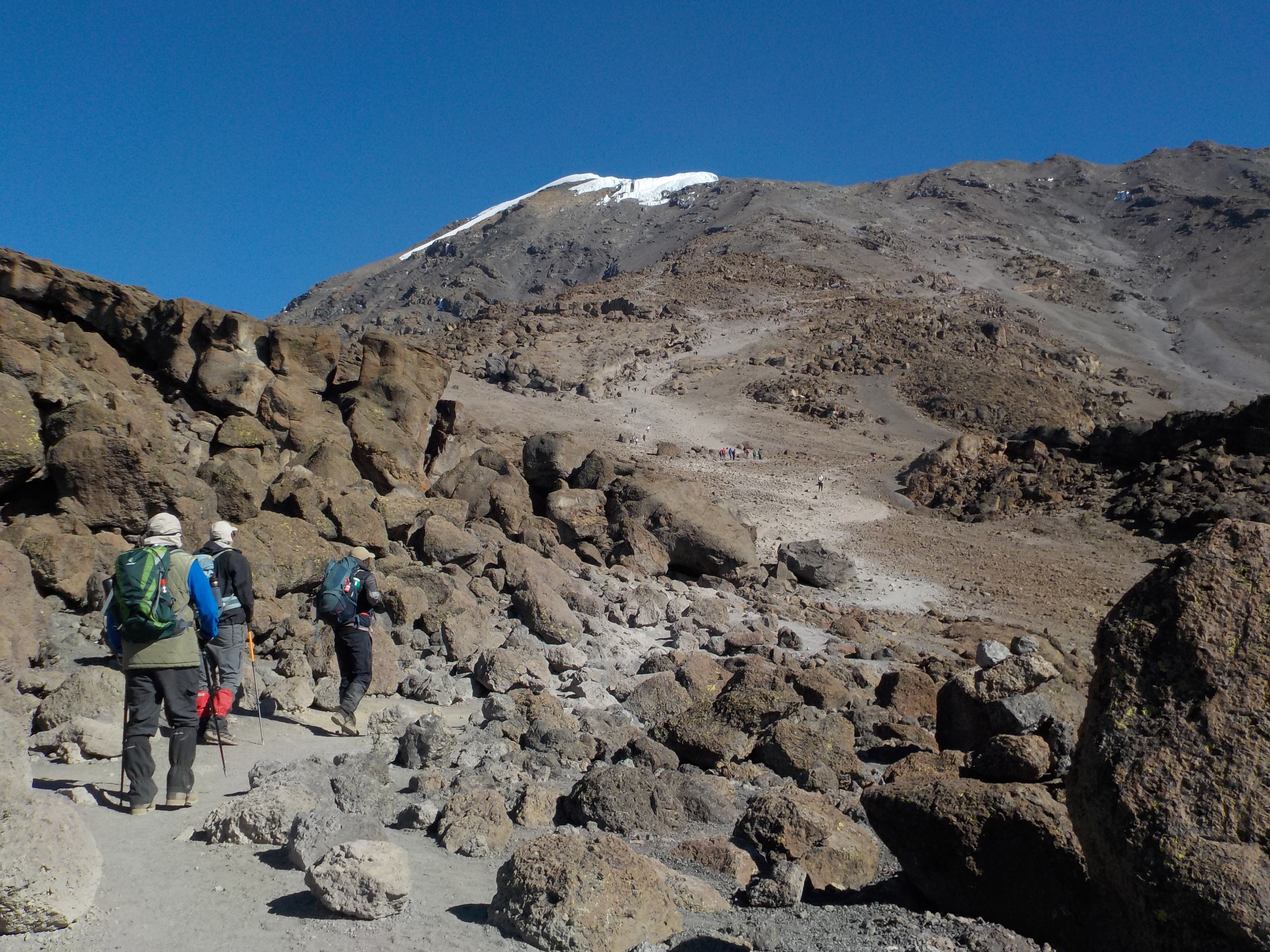 Doç. Dr. Murat Yalçıntaş Afrikanın En Yüksek Dağı Kilimanjeronun 5895 Metrelik  Zirvesine Tırmandı - Haberler - İlim Yayma Vakfı, İYV
